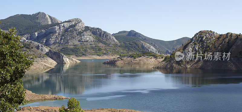 水库Los Barrios Luna, Picos De Europa, Cantabria，西班牙